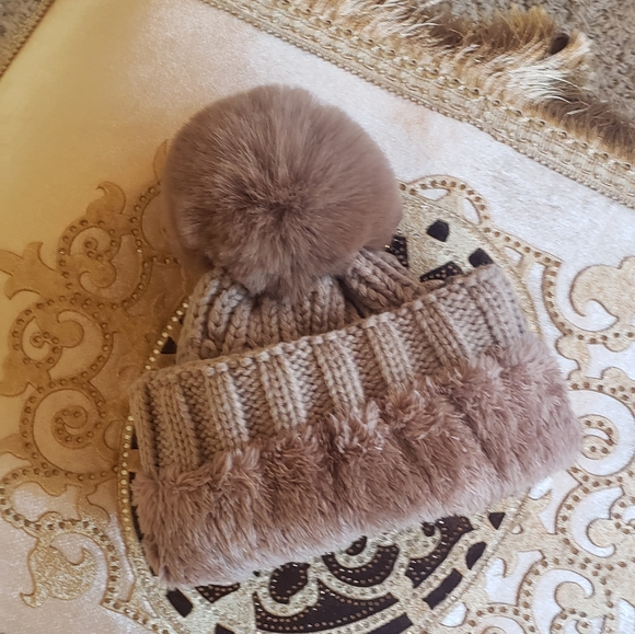 Ugg hat and infinity scarf set - Picture 3 of 4